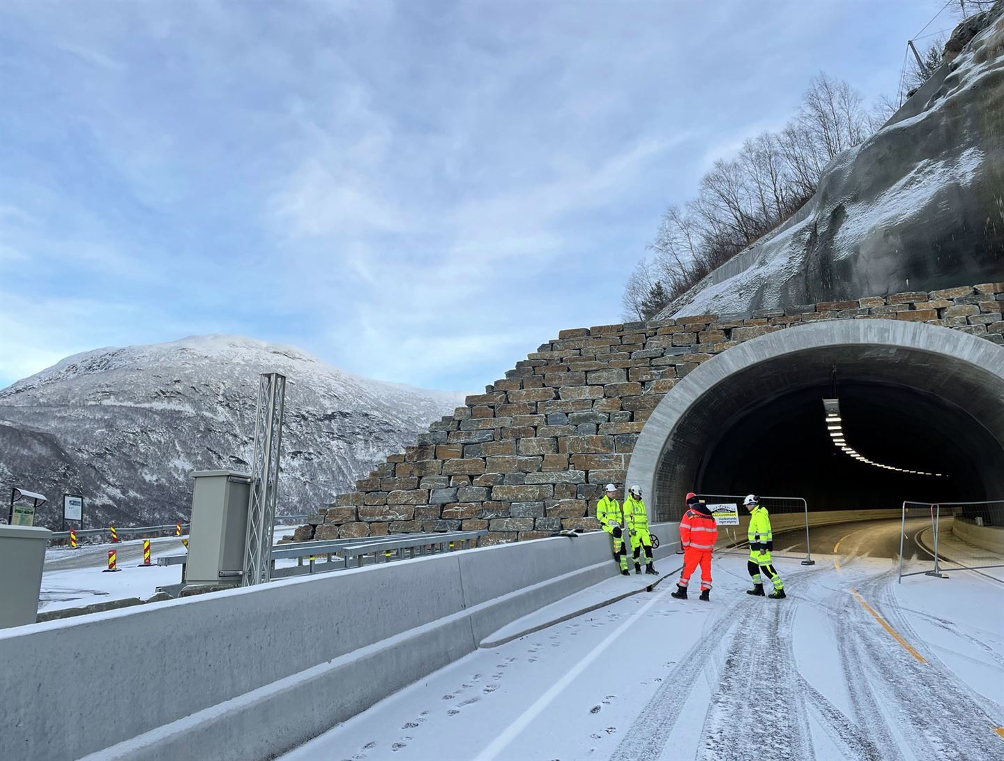 Ljoteli-tunnelen på fv. 53 kan snart opnast for trafikk, og vil sikre trafikantane i eit rasutsett område. foto: Ingvild Ramstad/Vestland fylkeskommune