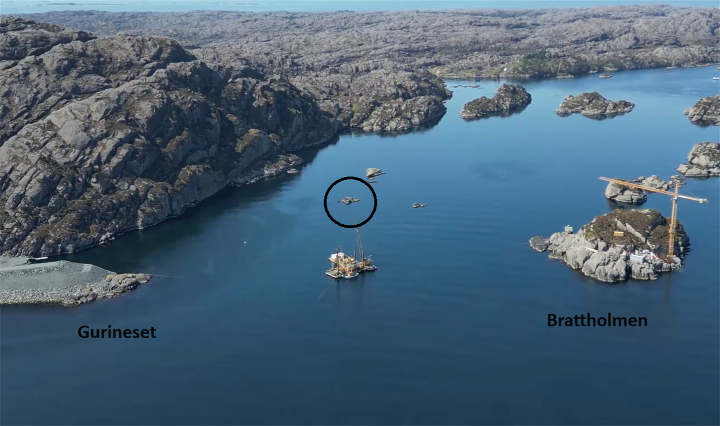 Bilde viser eit sund med holmar og nes. Til venstre eit nes med namn Gurineset, og til høgre ein holme med namn Brattholmen. På denne står det ein tårnkran.