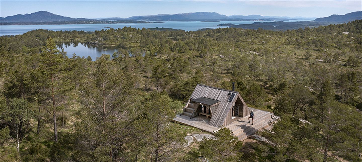 Dronefoto av dagsturhytta Nipaståvo i Sveio.