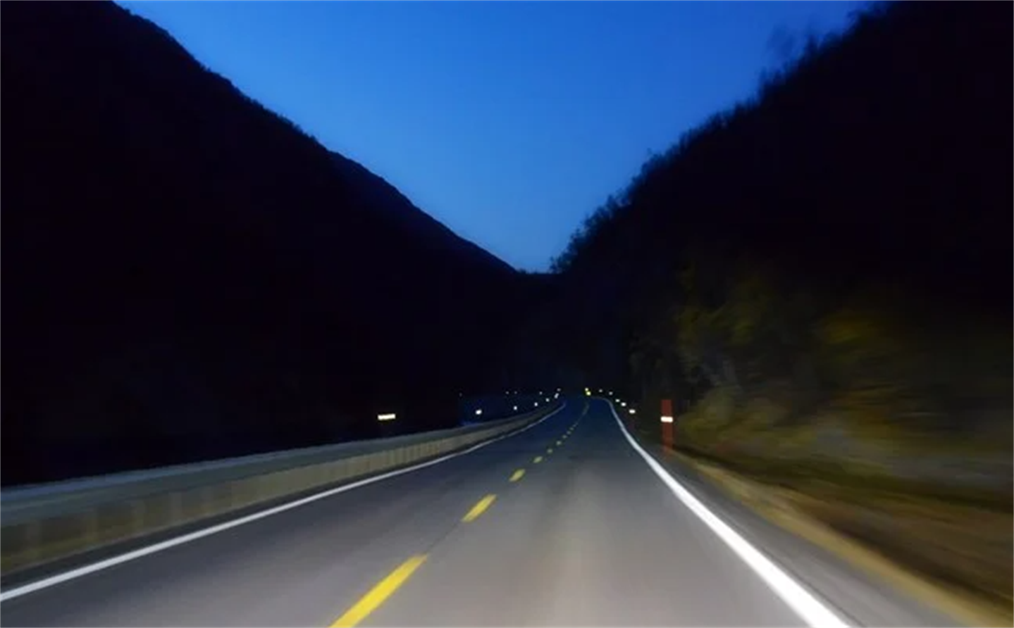 LÅG TRAFIKKMENGD: På to fylkesvegar blir lyset fjerna permanent. Det er valt strekningar med lite trafikk, og lyset blir erstatta med reflekspinnar. 
Illustrasjonsbilde fra vei uten lys. Foto: Knut Opeide / Statens vegvesen