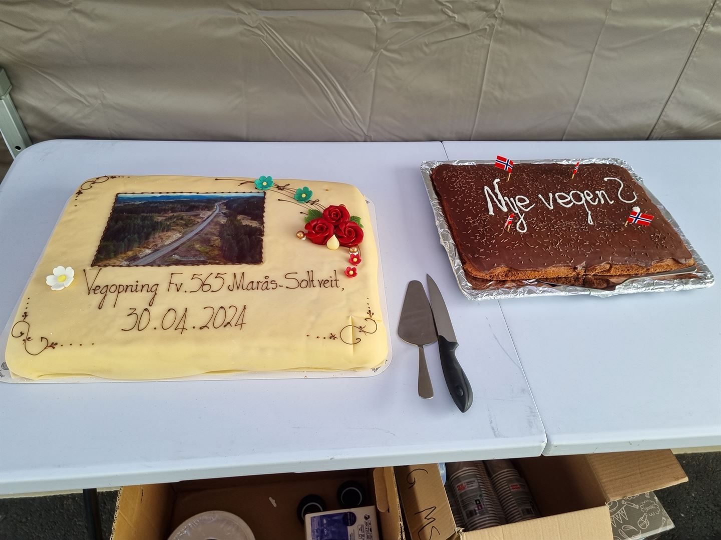 Biletet viser to kaker, med en sjokoladekake med spørsmålet "nye vegen?"