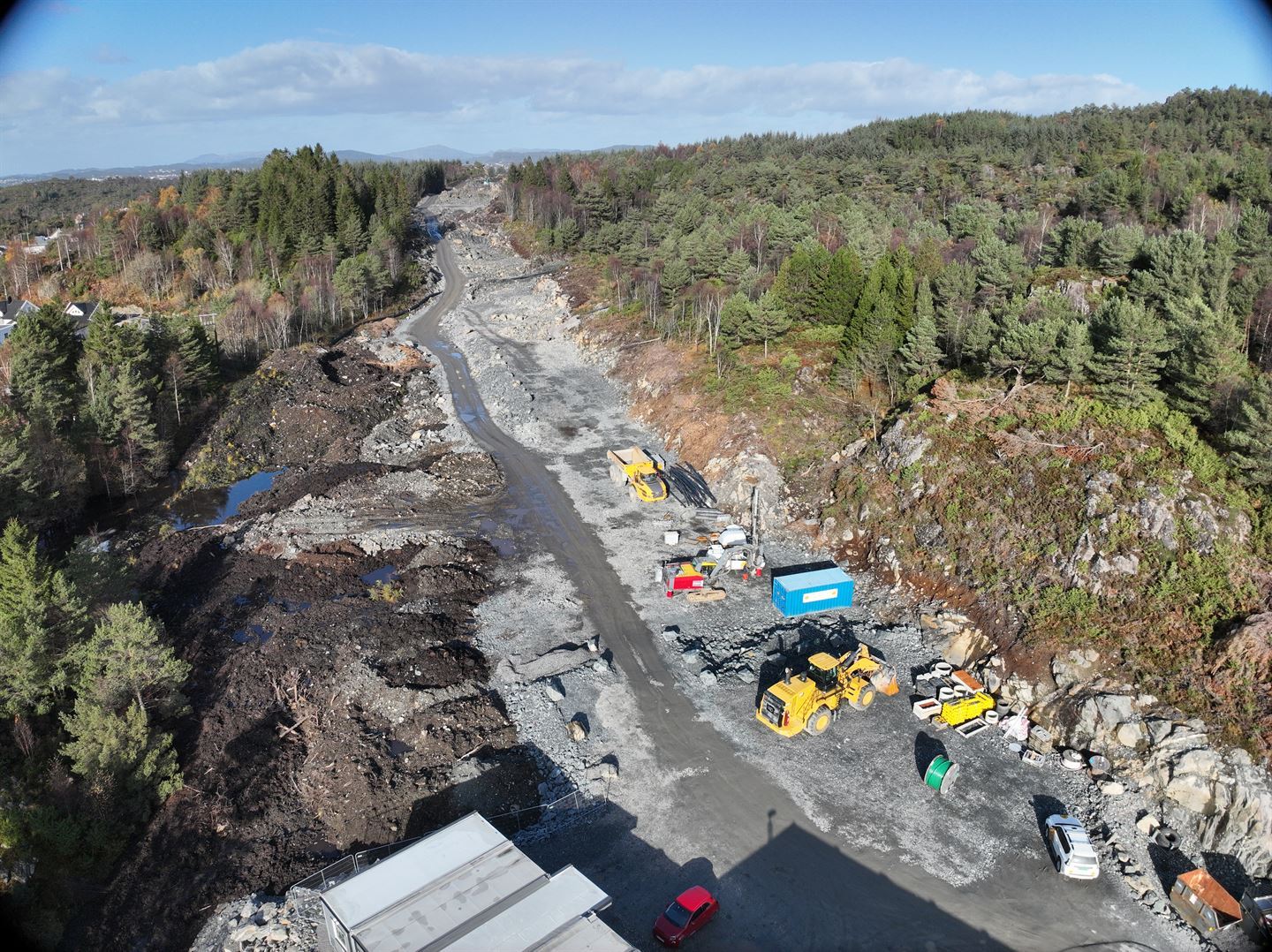 Grusete veg i terreng.