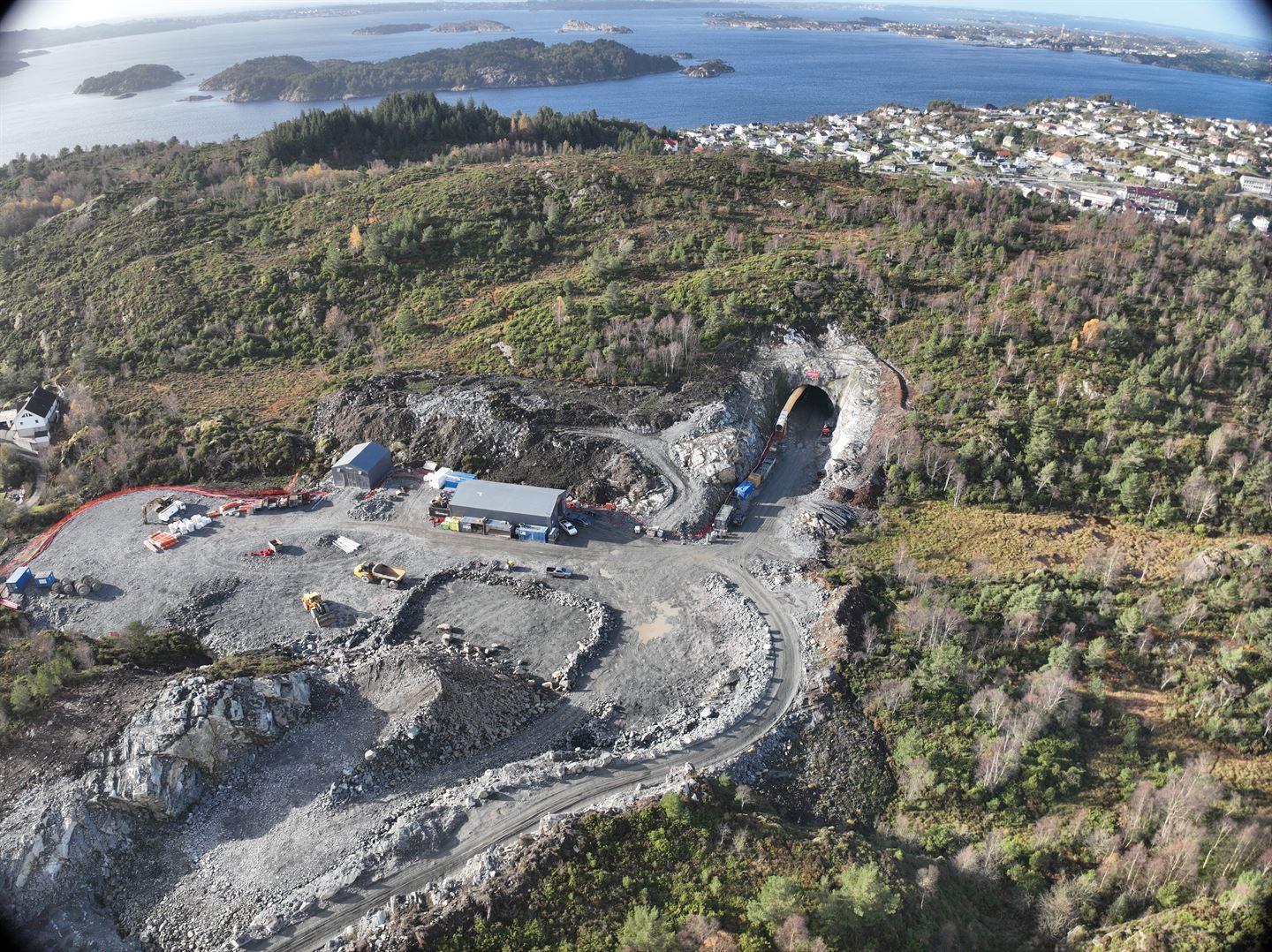 Grusete anleggsveg i terrenget.