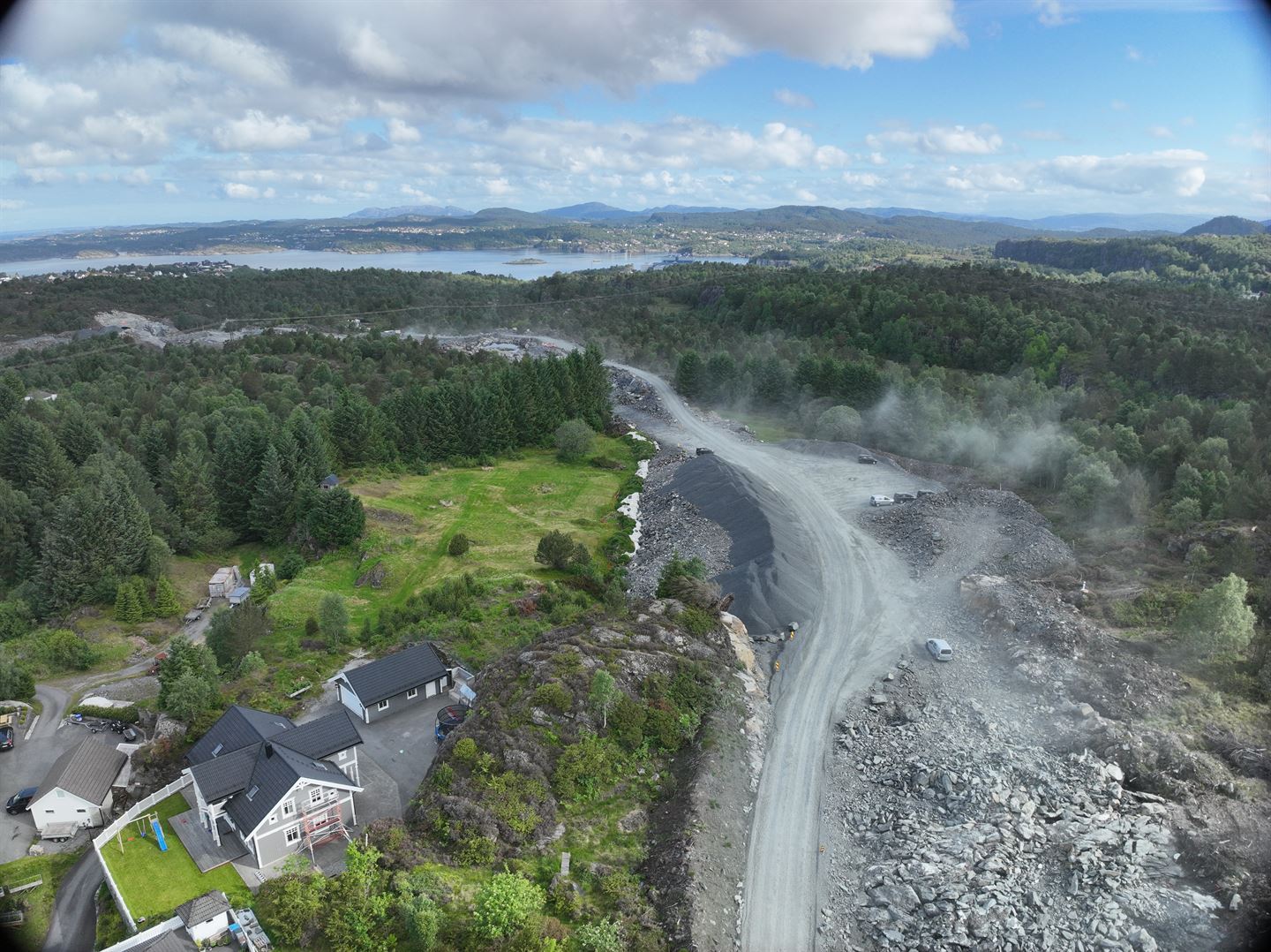 Jordnøtteng i Kråkestølen: Her går vegen vidare inn mot Haugadalen/Nibbene. Det har ikkje vore noko særleg aktivitet sidan Bertelsen & Garpestad sin konkurs i mars 2026. Arbeid som pågår er massetransport av stein ut av anlegget. Dronefoto: Ole Andrè Helland Olsgaard, Vestland fylkeskommune