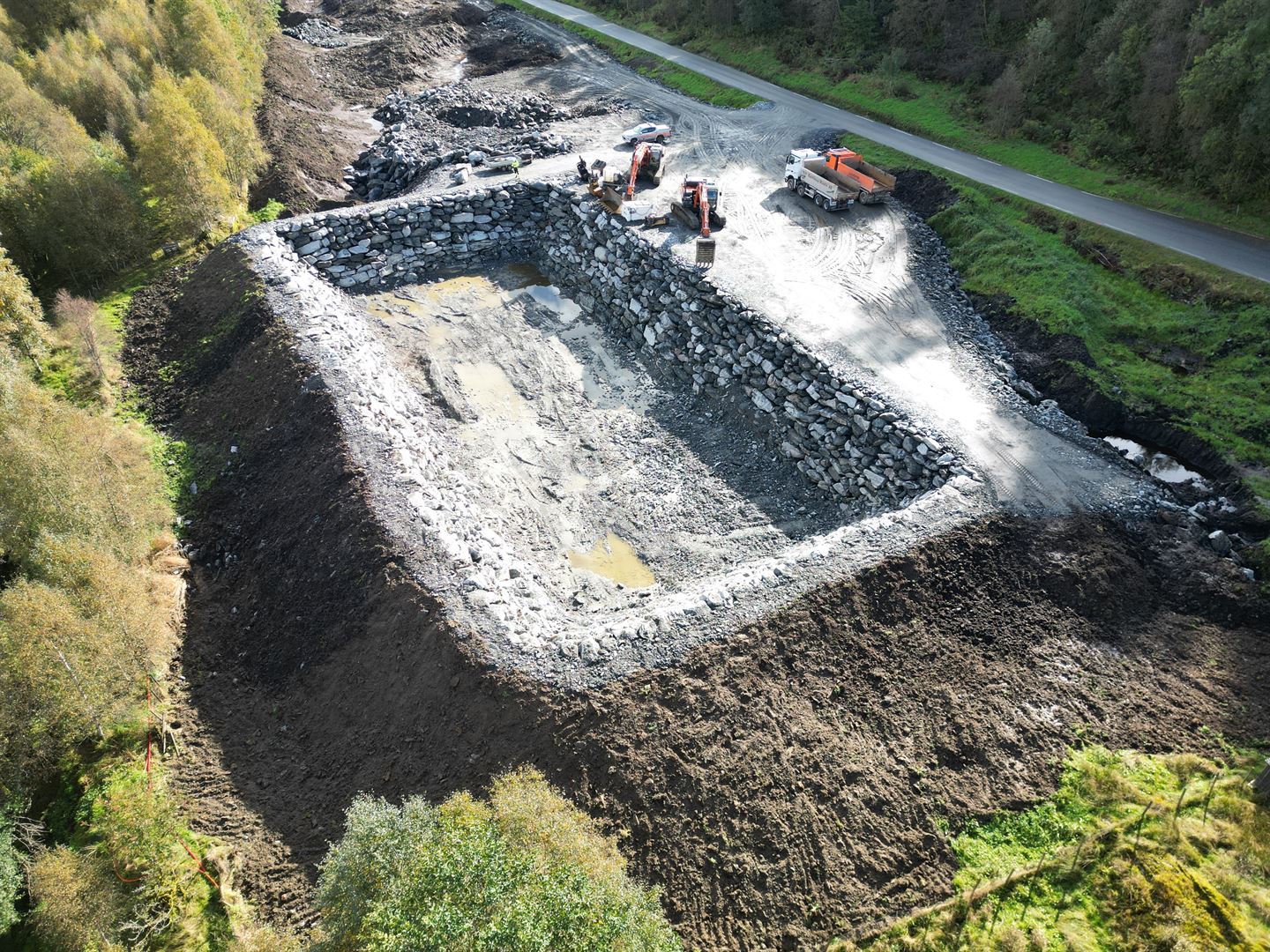 DEPONI: Det er mura opp eit basseng som er cirka 54 meter langt og 27 meter breitt, og kan romme opp til 5000 kubikkmeter med kvikkleire.(Foto: Andreas Flister/Vestland fylkeskommune)