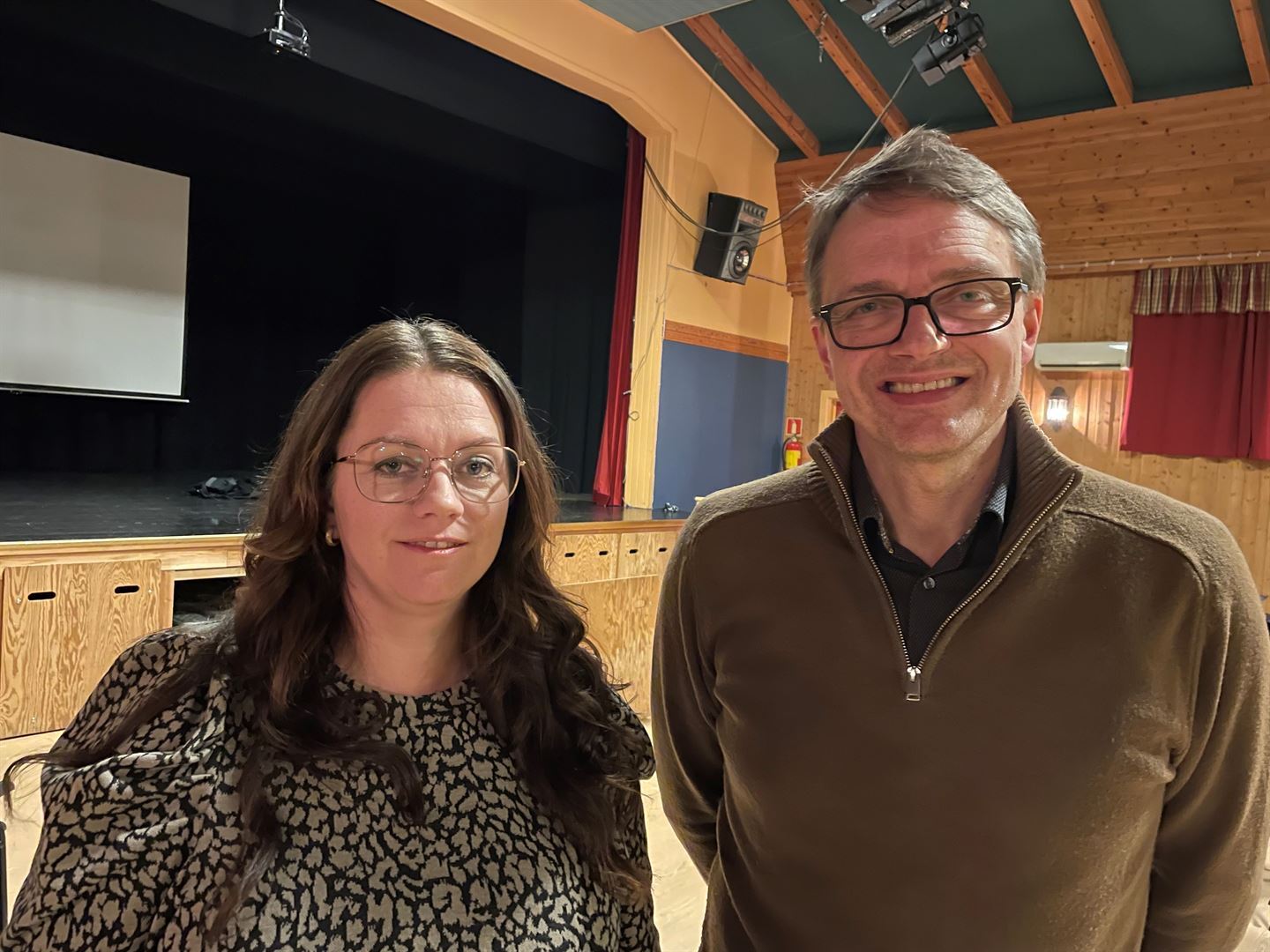 Mann og kvinne står vendt mot fotograf.