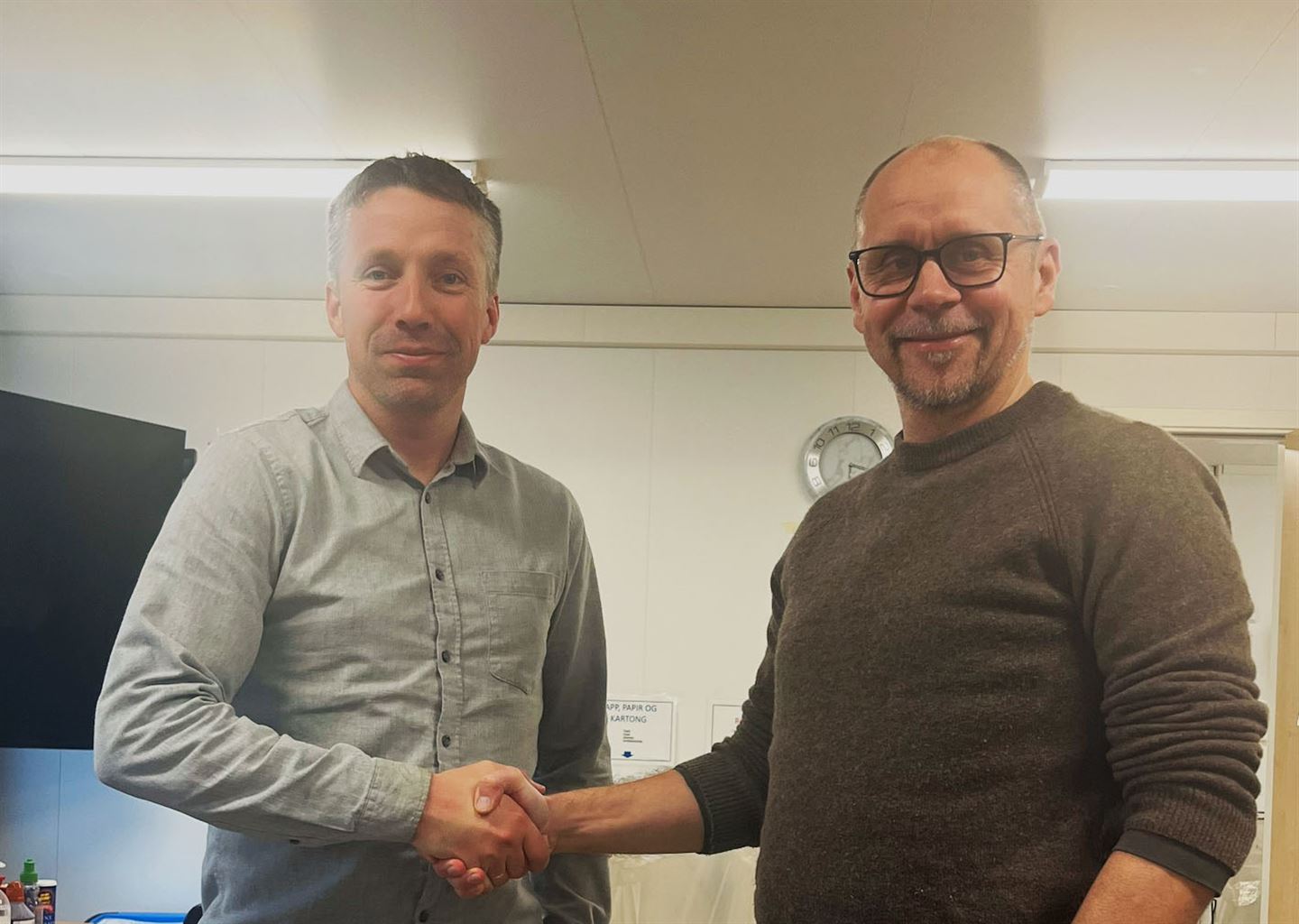 To menn som tek kvarandre i handa (handtrykk)