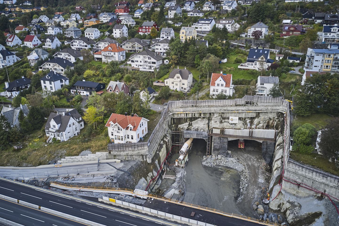 dronebilde av bygging av dobbeltløp tunnellmunning.