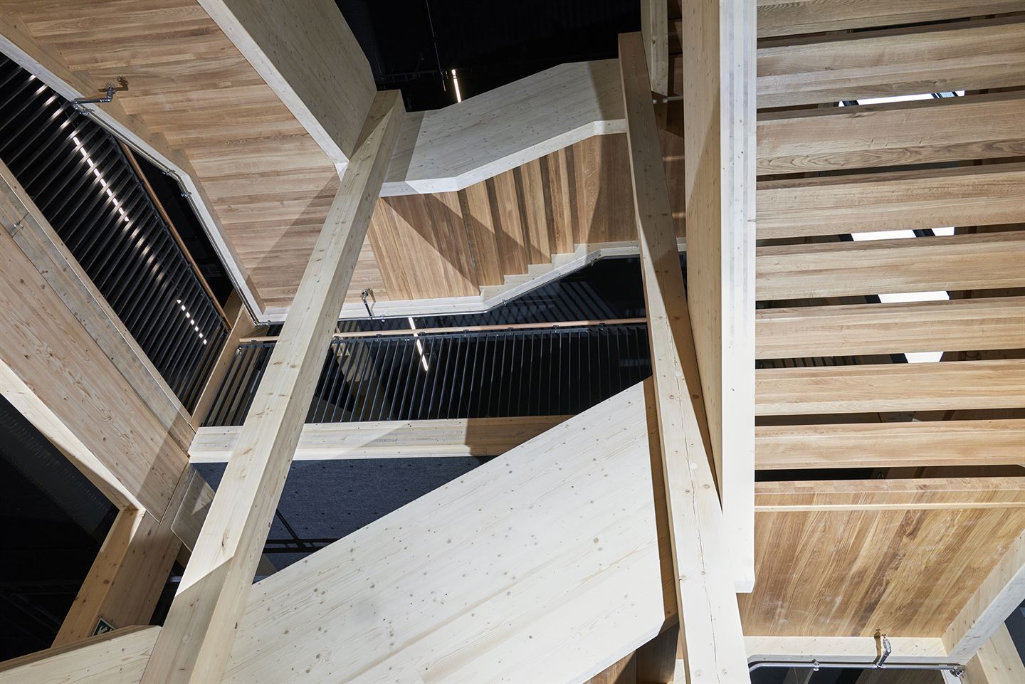 foto av innvendige trapper i nybygget til Sogndal vgs på Kaupanger