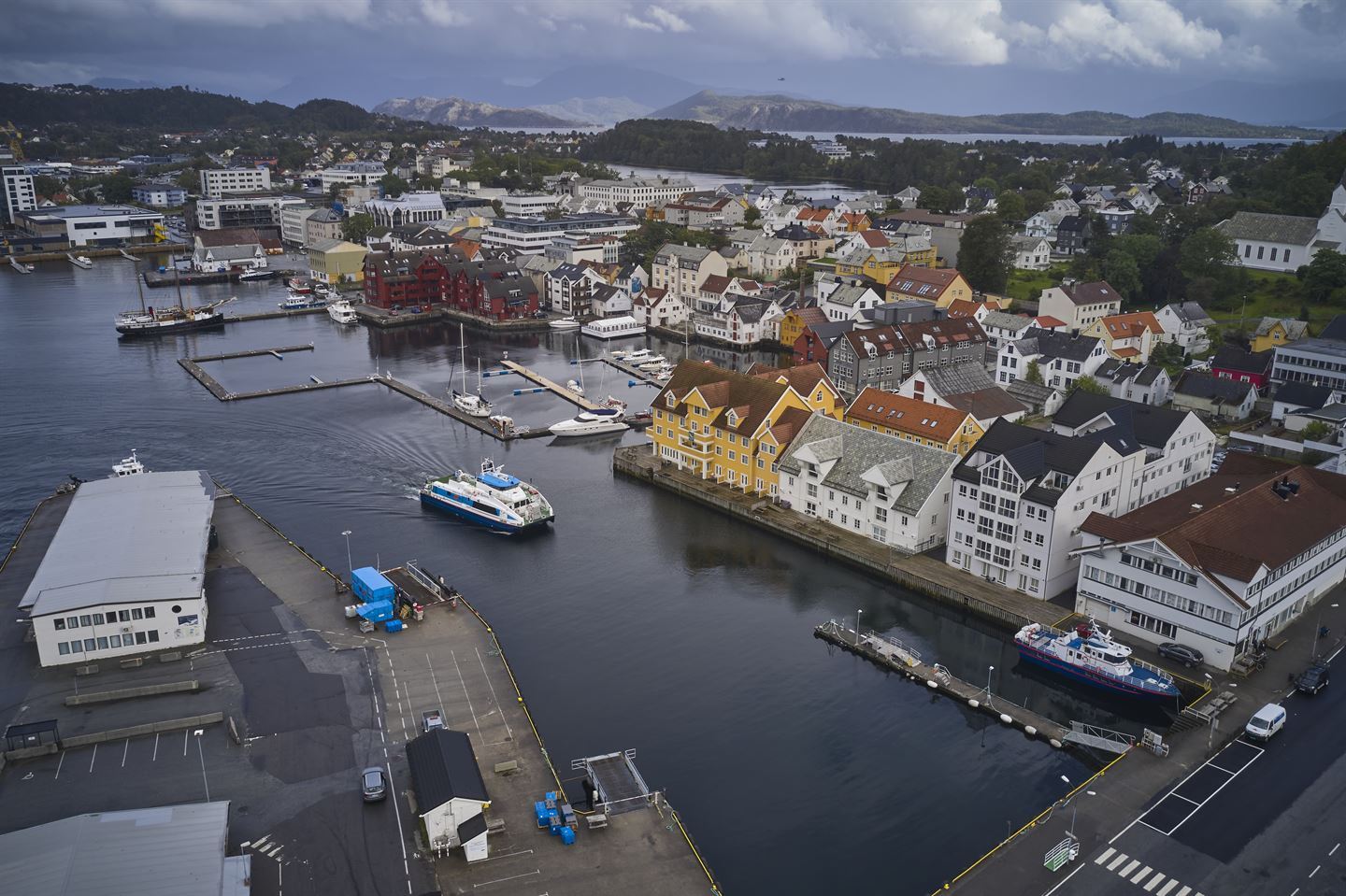 dronefoto av hurtigbåt som legg til kai i Florø.