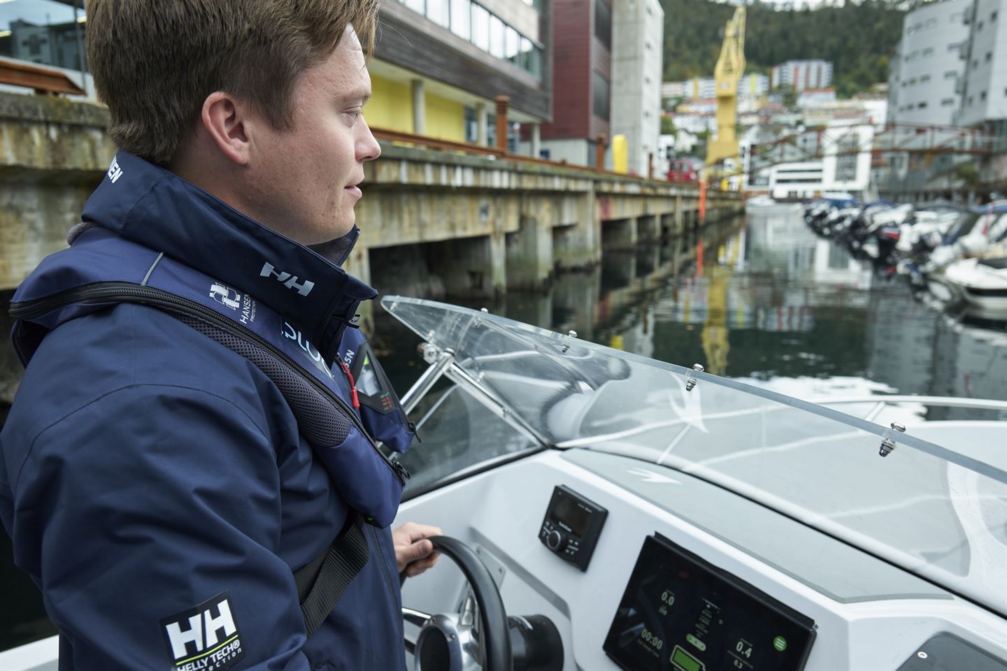 EL TIL VANNS: Bjørn Hønsi Følling, leiar for maritim lading i Eviny-bedriften Plug, navigerer elbåten gjennom trongt bergensk farvatn. Foto: Morten Wanvik