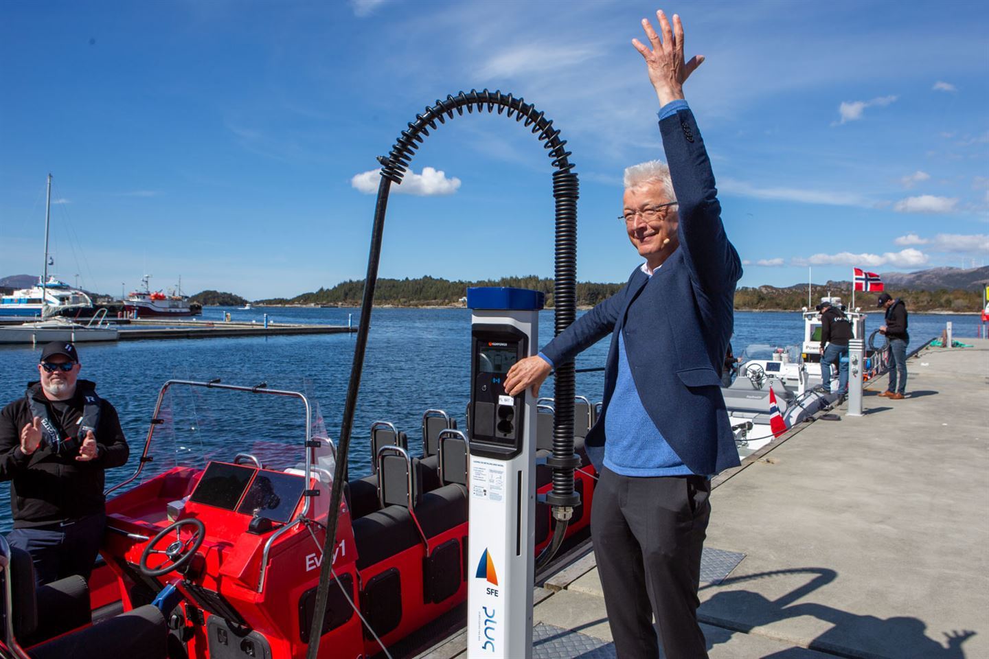 fylkesorførar med ladestolke på kai.