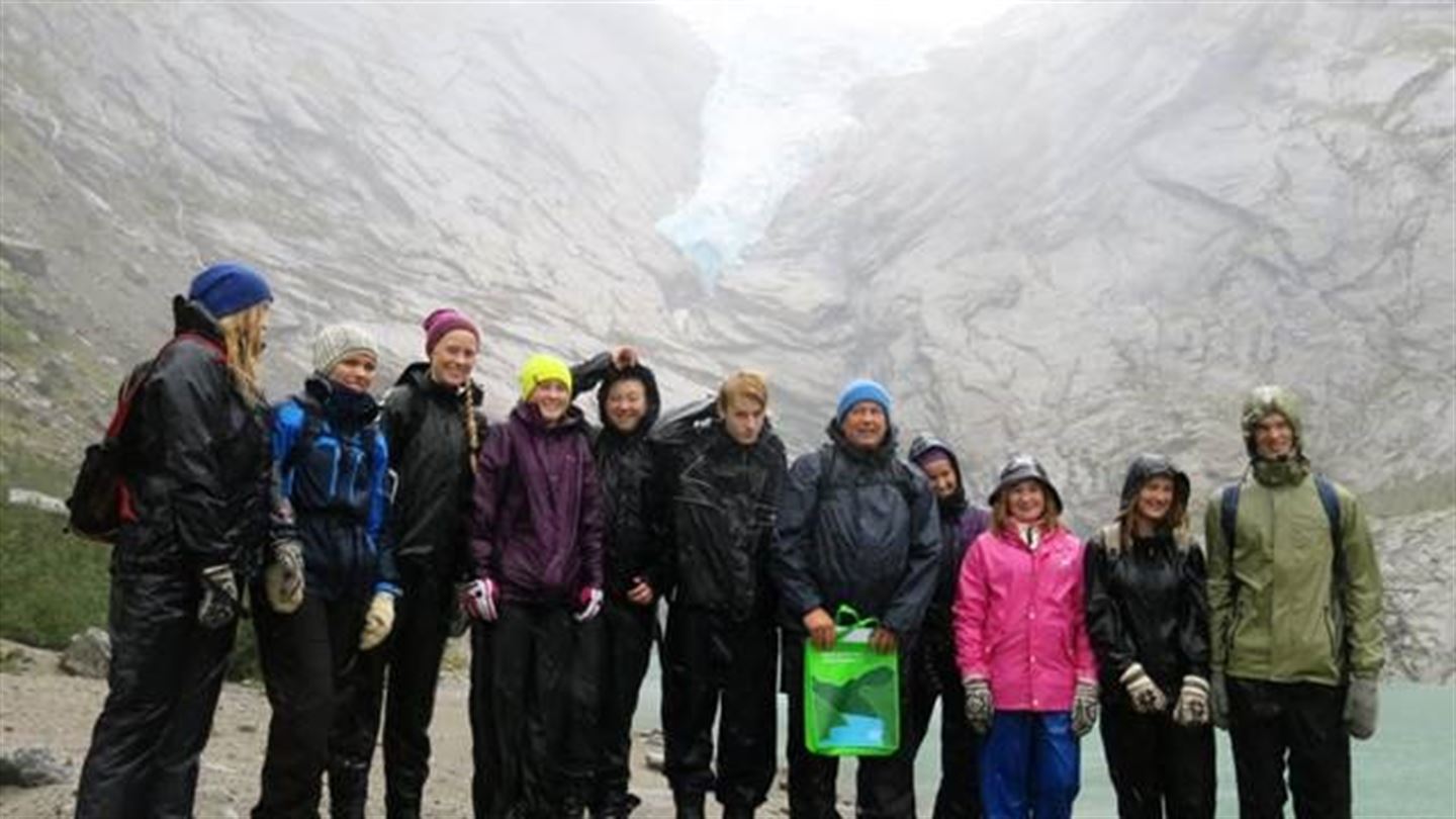 foto frå ekskursjon til Briksdalsbreen med Firda vgs