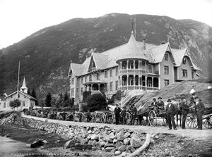 Skysskarar oppstilte framfor Hotel Mundal. Bøyabreen og Supphellebreen, hovudattraksjonane i Fjærland, ligg om lag 10 kilometer frå hotellet. Transport av turistar fram til dei to sidearmane av Jostedalsbreen skapte ei fin attåtinntekt for bøndene i bygda. Fotograf: Andreas Mathias Anderssen. Datering: 1891–1910. www.fylkesarkiv.no