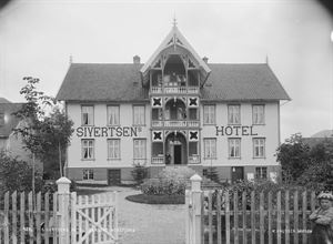 Historisk bilete av hotell bygd i tre. 