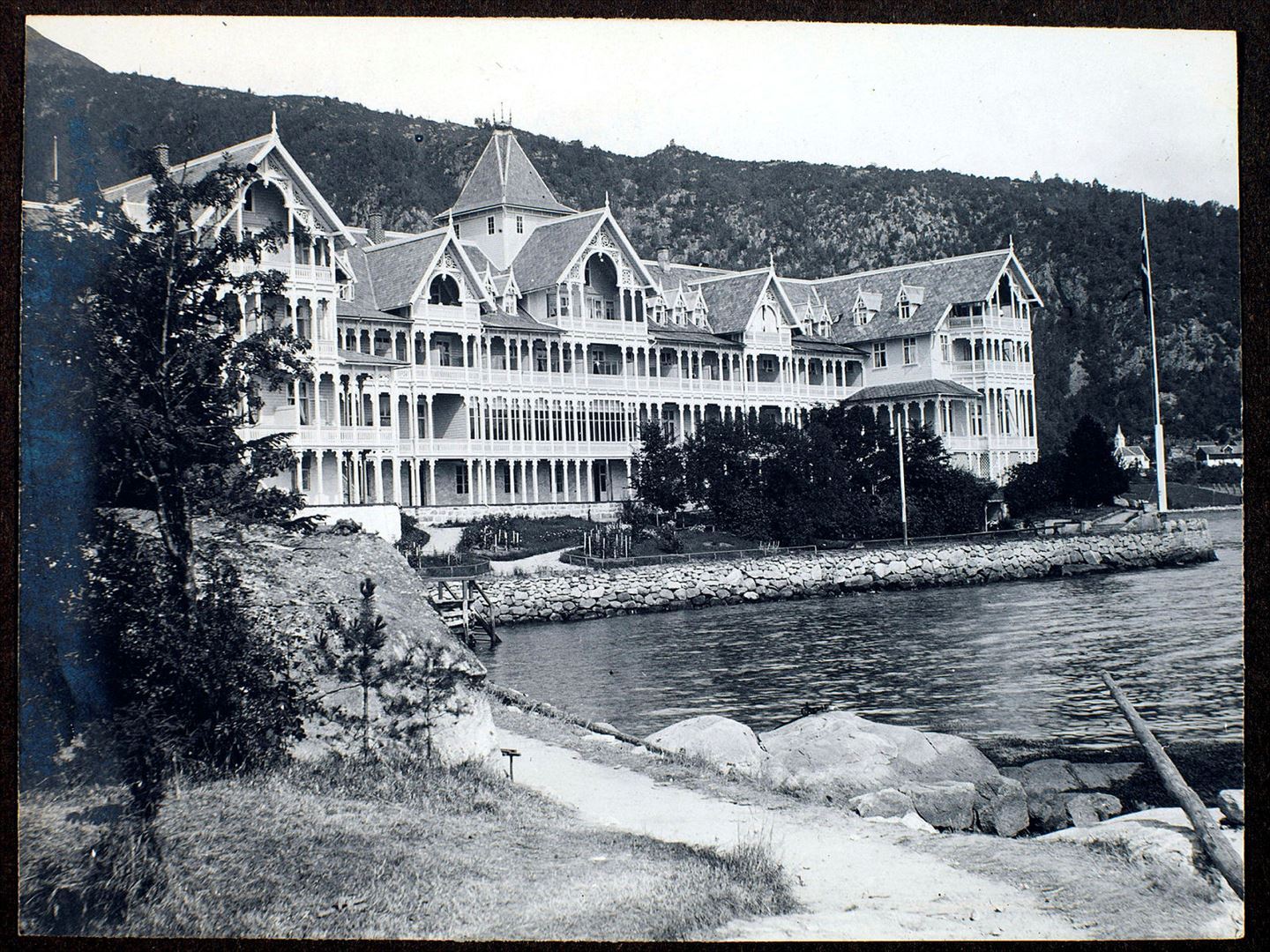 HIstorisk foto av Kviknes hotell. 