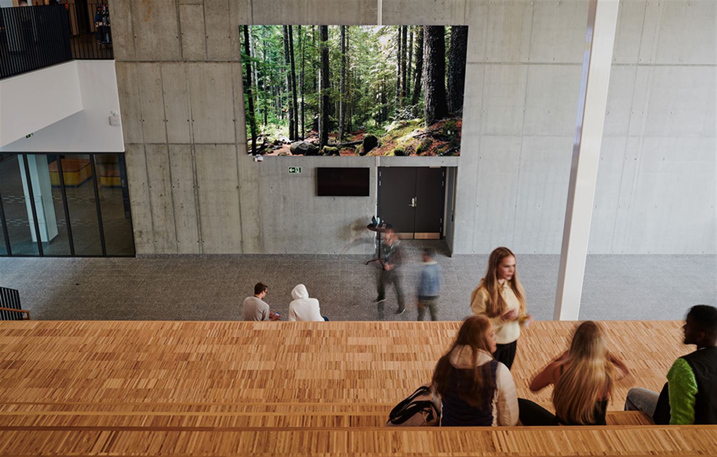 Kunstverket Øye, hånd, sinn, som er ein film, på Åsane vidaregåande skule.