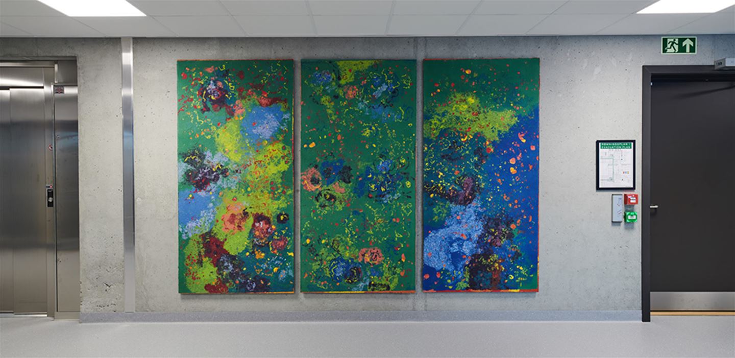 Kunstverket Med vind på Åsane vidaregåande skule.