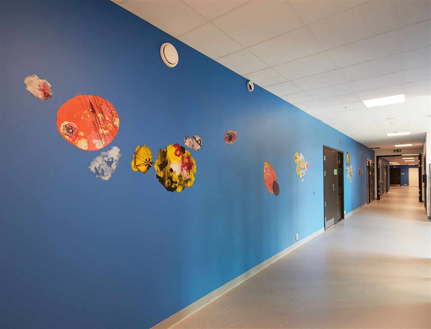 Kunstverket Med vind på Åsane vidaregåande skule.