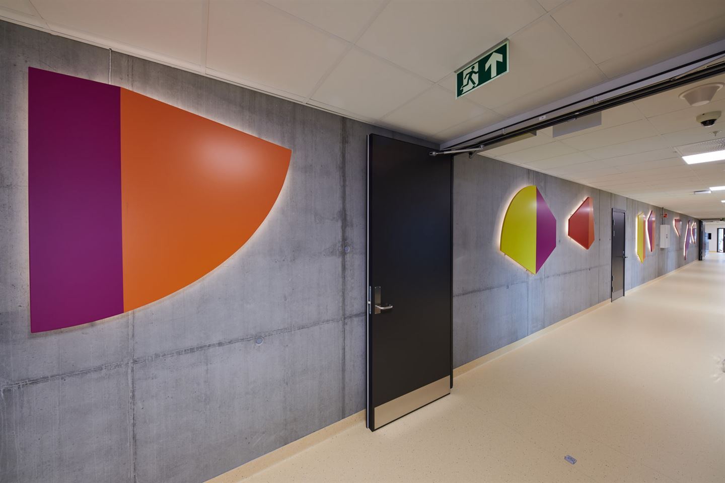 Kunstverket Åtte undervegs på Åsane vidaregåande skule.