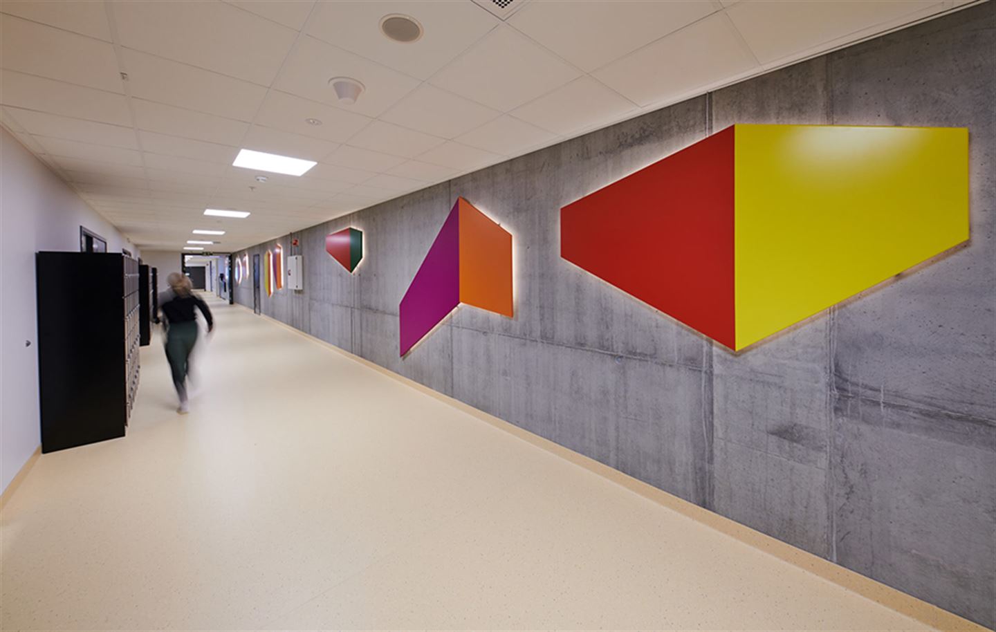 Kunstverket Åtte undervegs på Åsane vidaregåande skule.