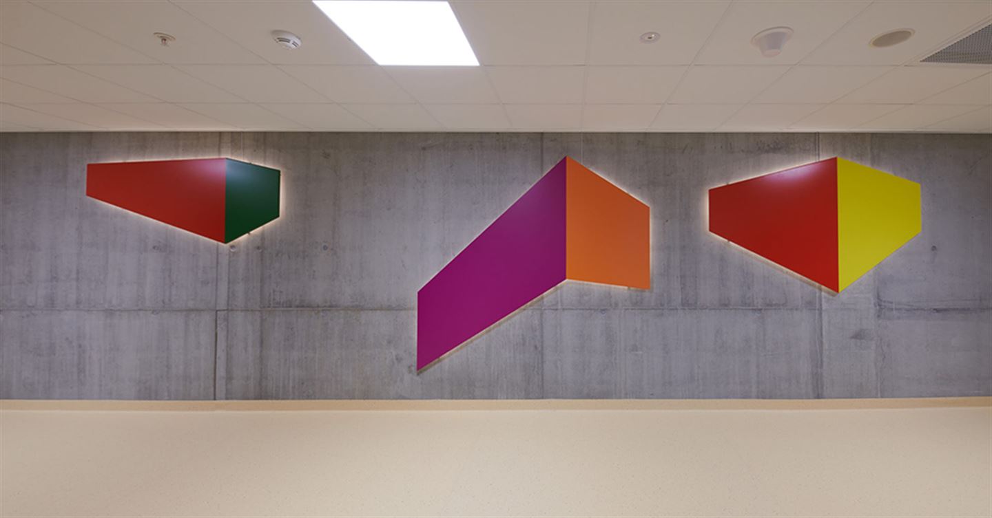 Kunstverket Åtte undervegs på Åsane vidaregåande skule.