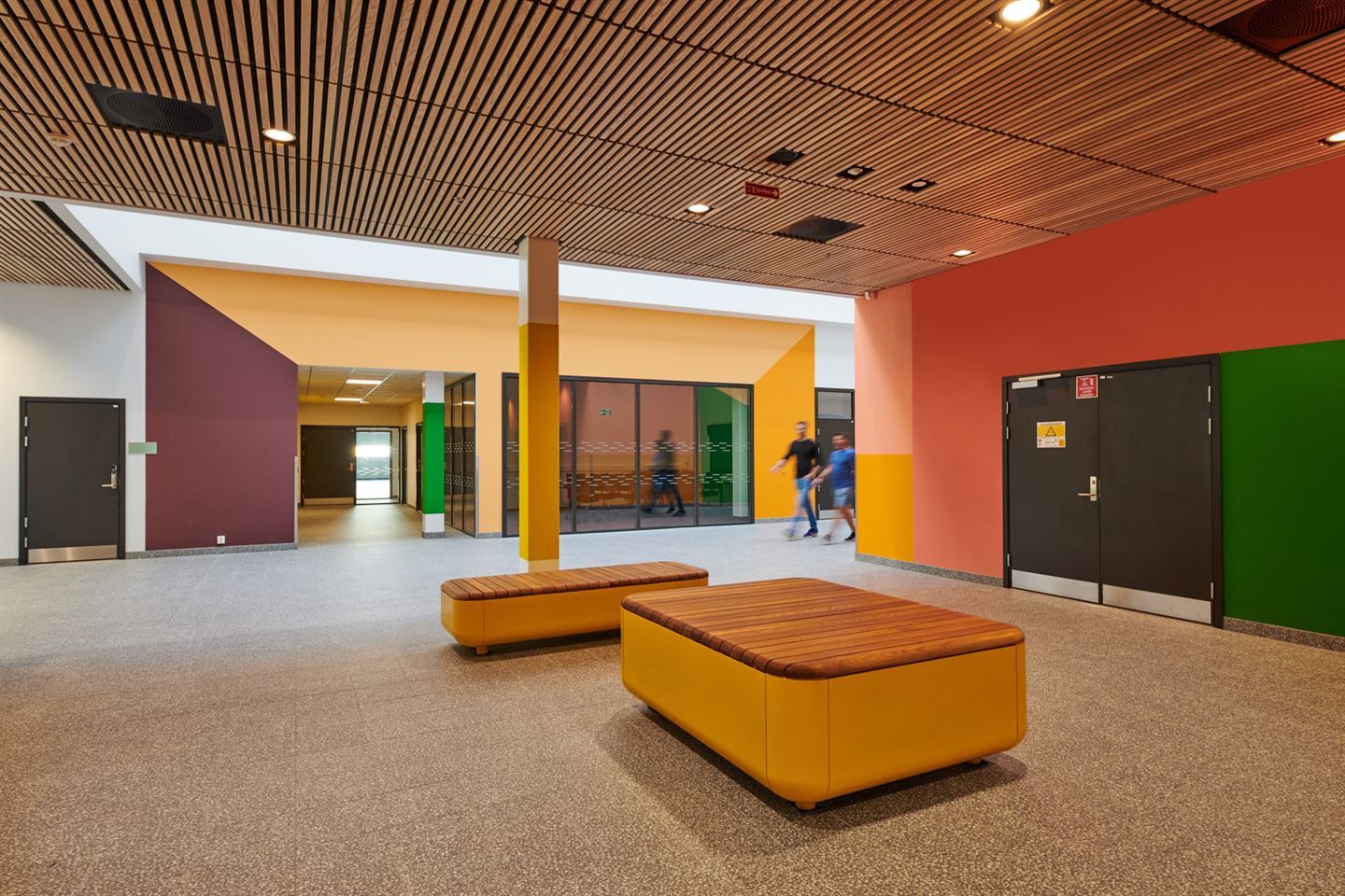 Kunstverket Å samle på farge / Collecting Color av Katrine Giæver. Kunstverket er på Åsane vidaregåande skule. 