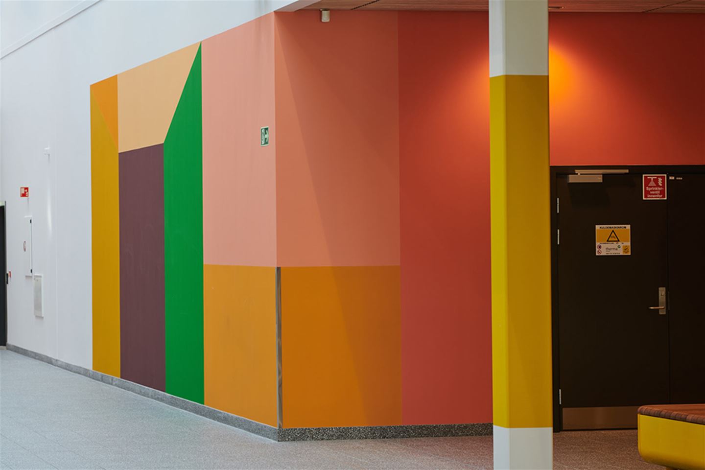 Kunstverket Å samle på farge / Collecting Color av Katrine Giæver. Kunstverket er på Åsane vidaregåande skule. 