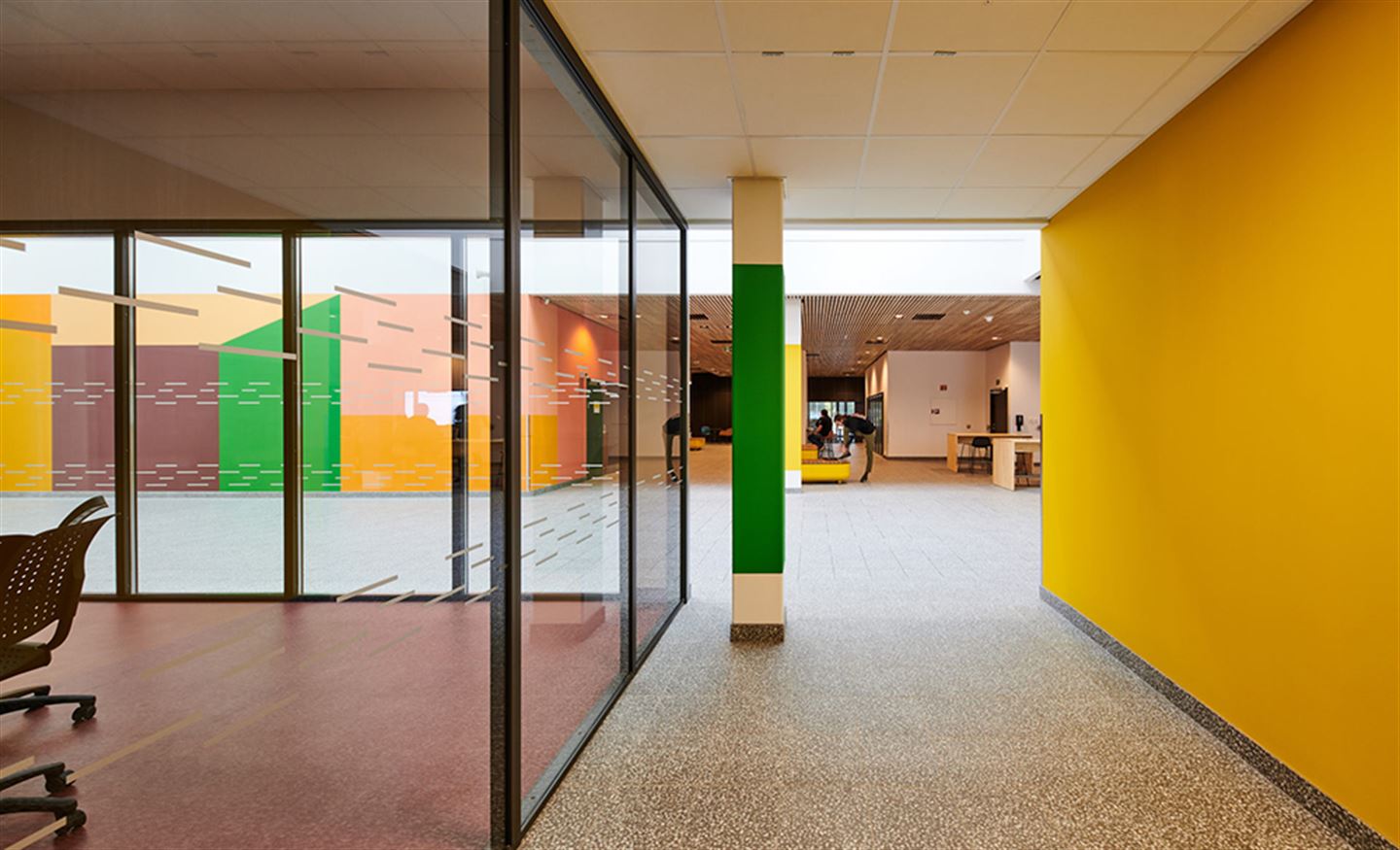 Kunstverket Å samle på farge / Collecting Color av Katrine Giæver. Kunstverket er på Åsane vidaregåande skule. 