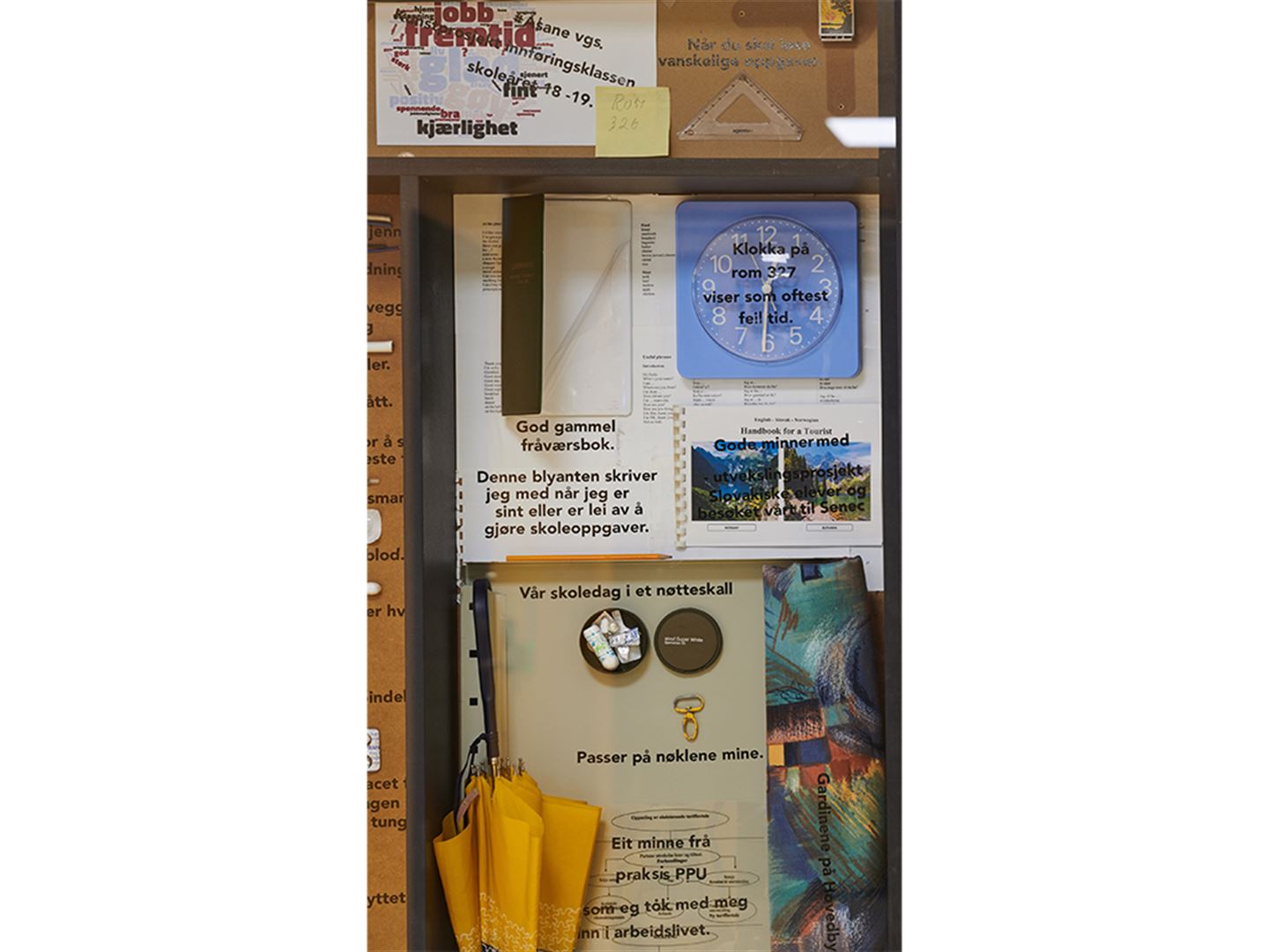 Kunstverket Vår hylle er fylt med historier på Åsane vidaregåande skule.