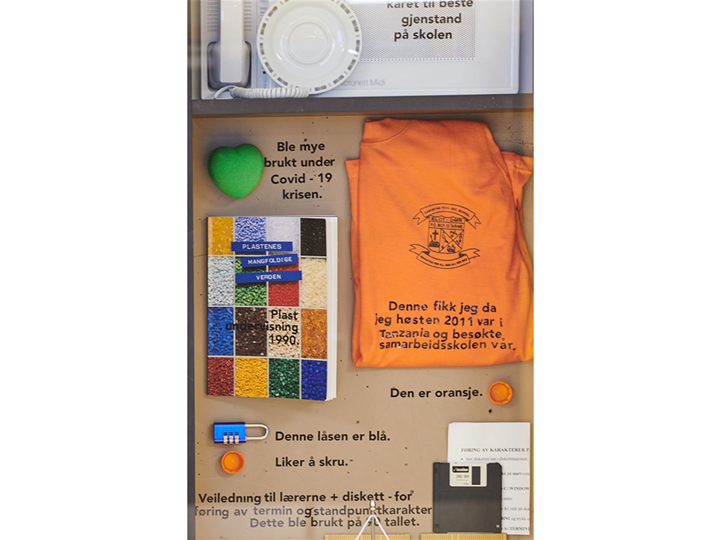 Kunstverket Vår hylle er fylt med historier på Åsane vidaregåande skule.