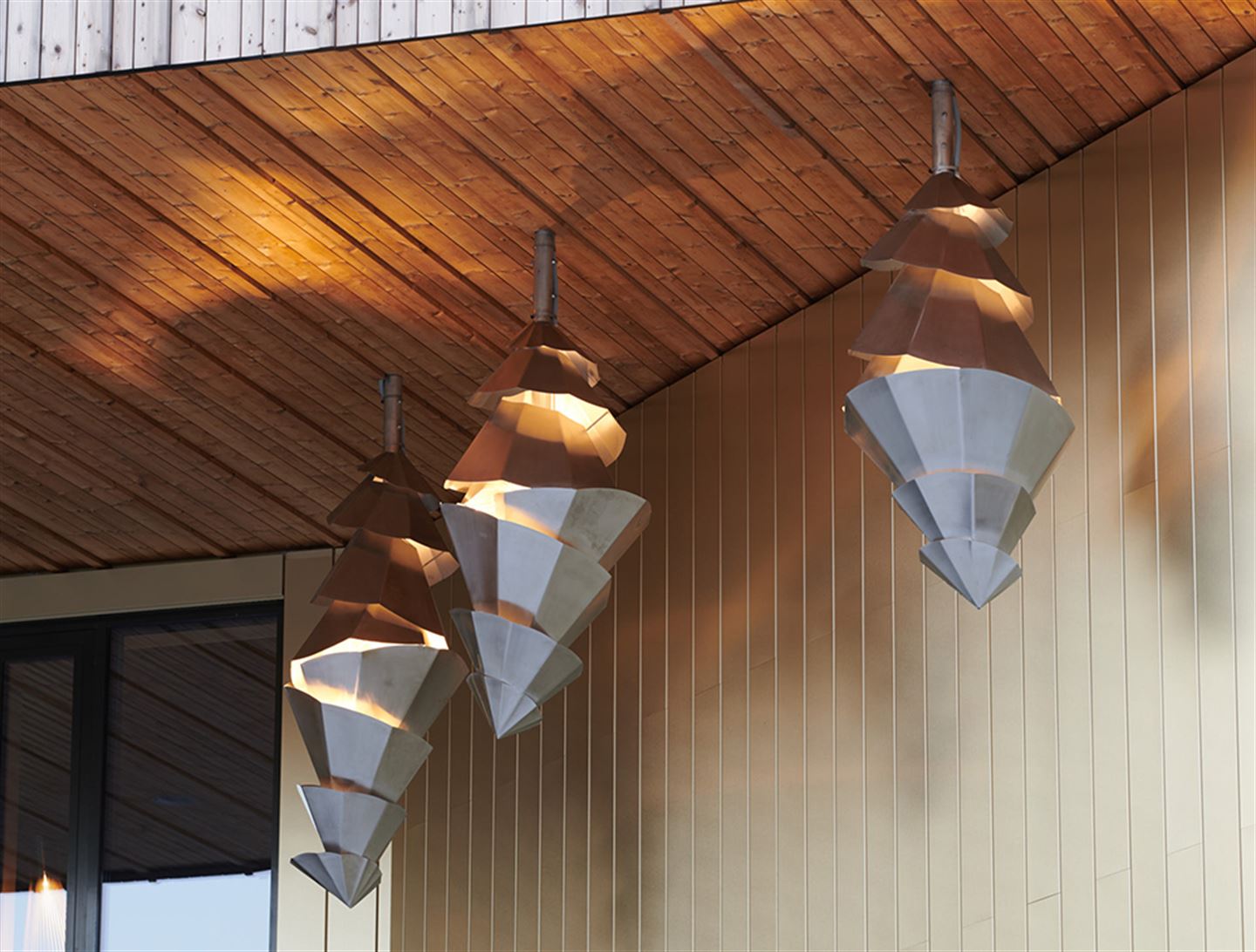 Kunstverket Transformasjonar, fasar, utvikling utanfor Åsane vidaregåande skule.