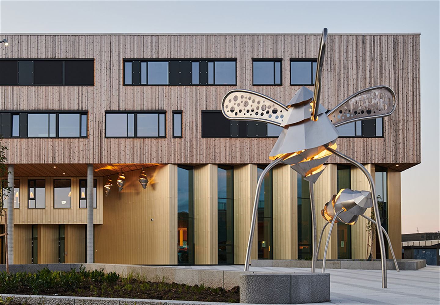 Kunstverket Transformasjonar, fasar, utvikling utanfor Åsane vidaregåande skule.