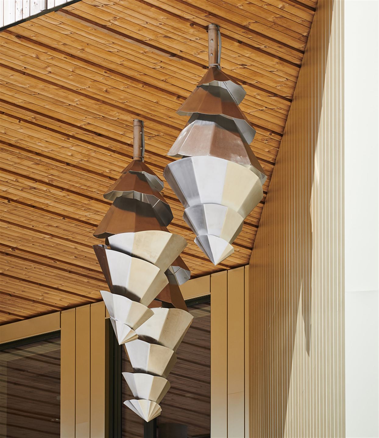 Kunstverket Transformasjonar, fasar, utvikling utanfor Åsane vidaregåande skule.