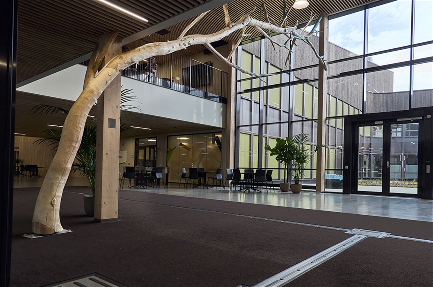 Kunstverk av Tore Reisch på Stord vgs.