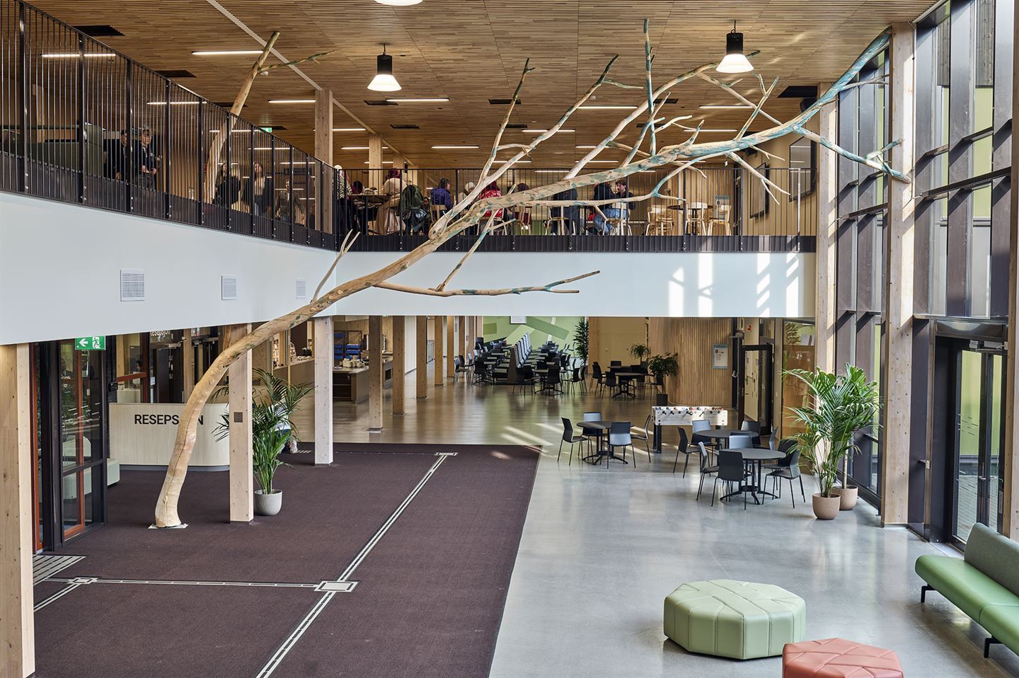 Kunstverk av Tore Reisch på Stord vgs.