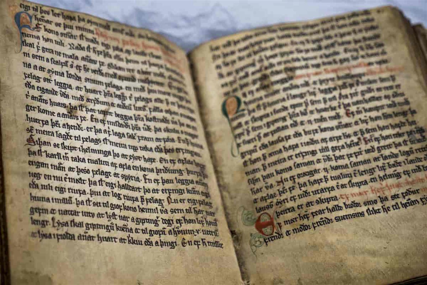 Eit manuskript av Landslova frå perioden 1300–1325. 