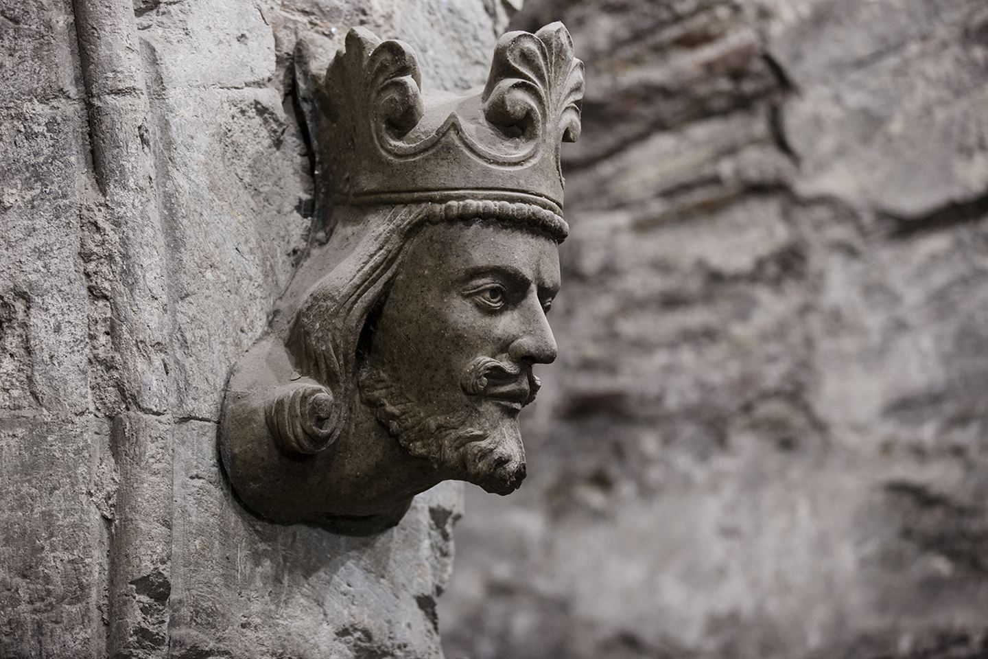 Skulptur i stein av hovudet til Magnus Lagabøte.