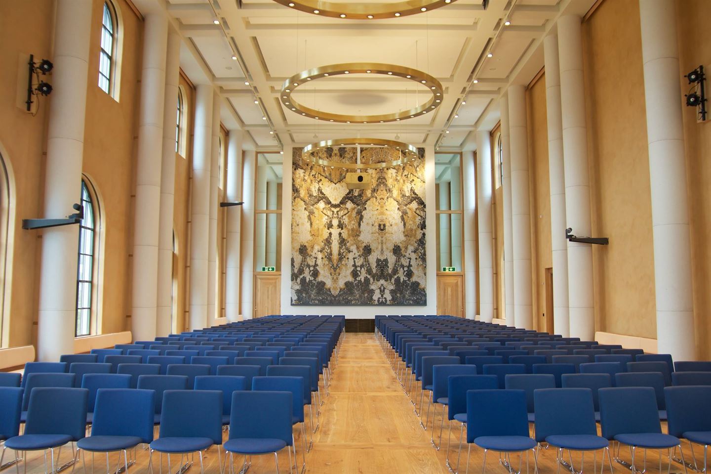 Blå stoler i en stor aula ved Universitetet i Bergen