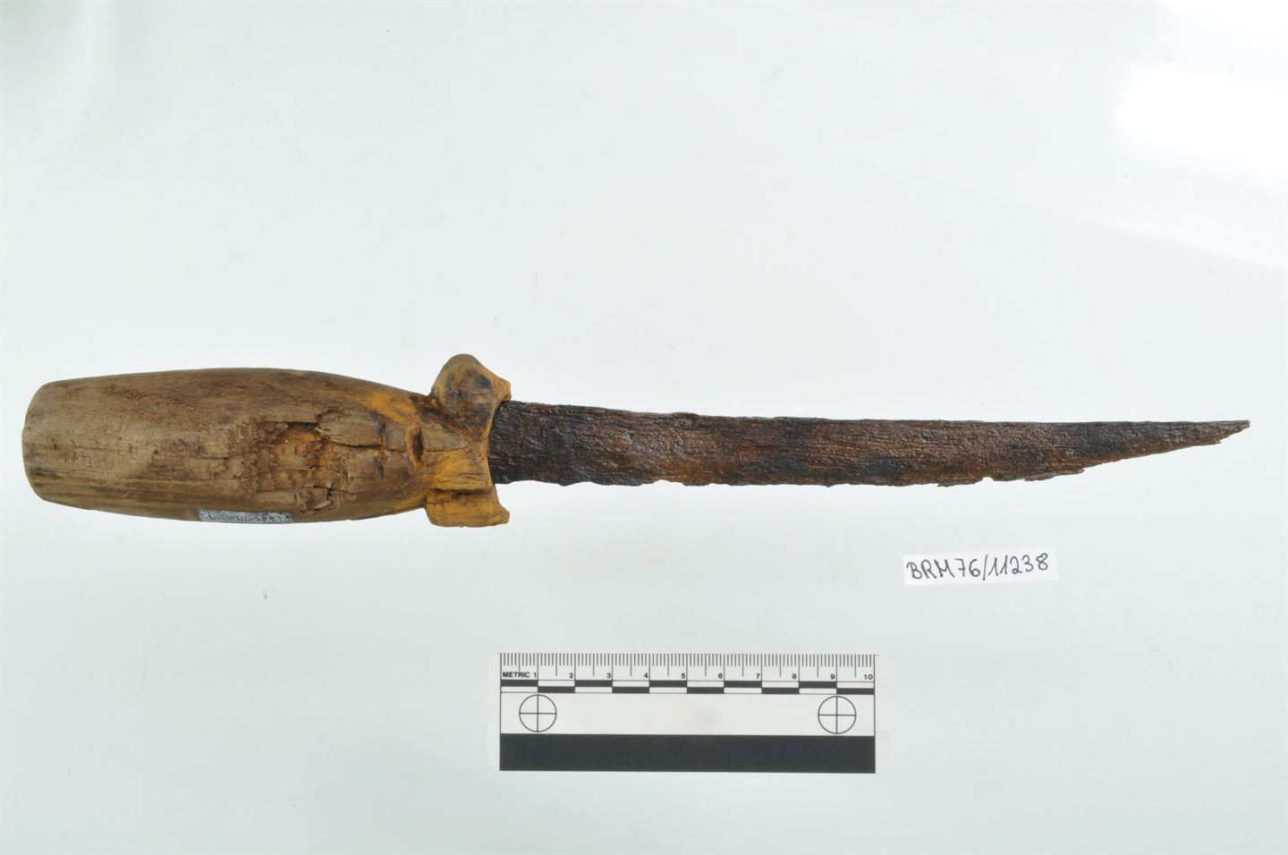 ein gammel balledolk ein våpenkniv med dristig utsjånad. 