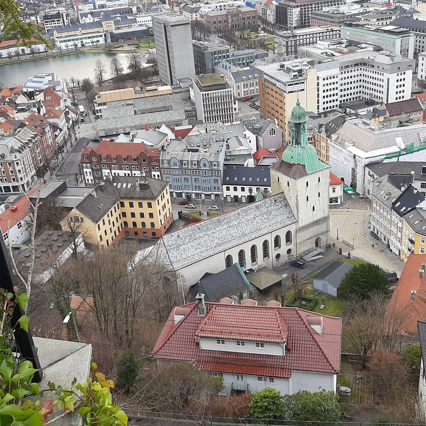 Domkirken i Bergen sett ovenfrå. 