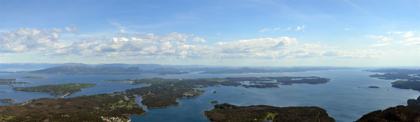 Utsynet sørover frå vetestaden på Siggjo dekker Bømlafjorden og deler av Hardangerfjorden. Rett i framkant ligg Moster og Mosterhamn, over fjorden ligg Valestrand. I vest ligg Langevåg og i sør ligg Ryvarden.