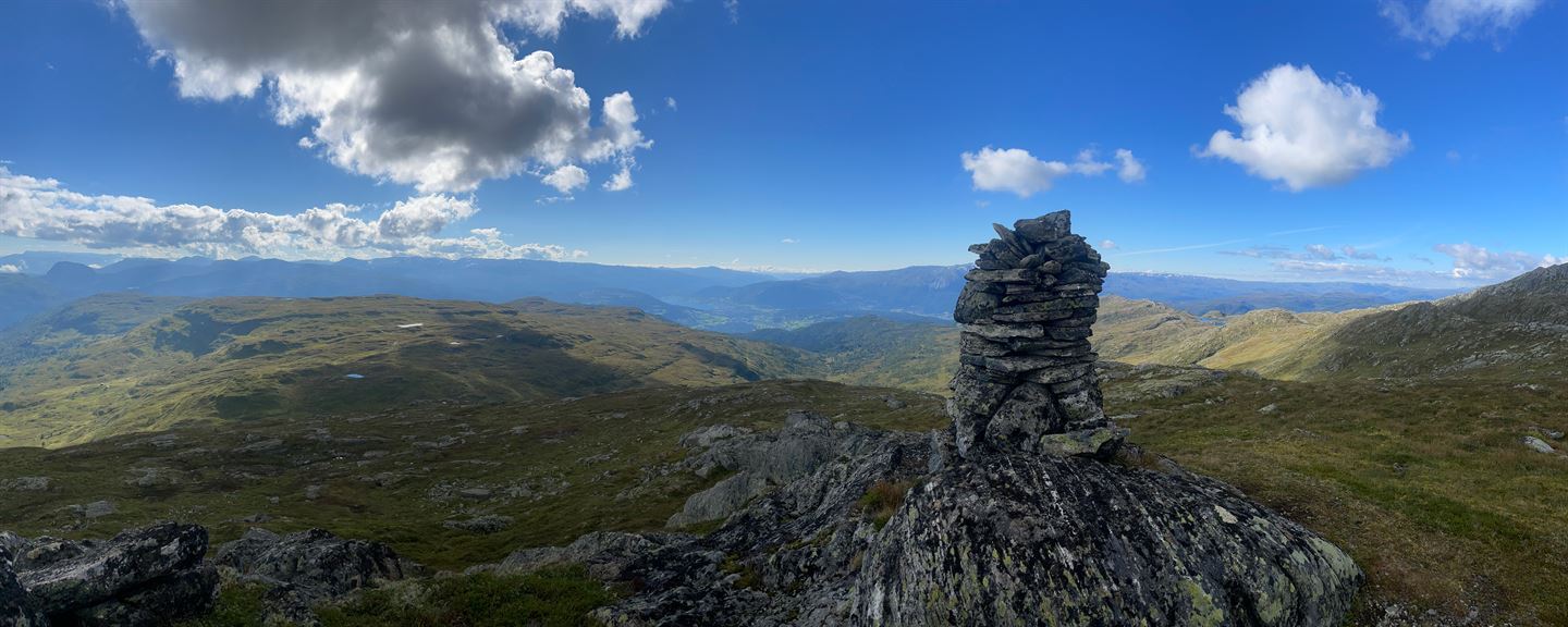 Ein steinvarde 1158 m over havet, med utsikt over Vossevangen