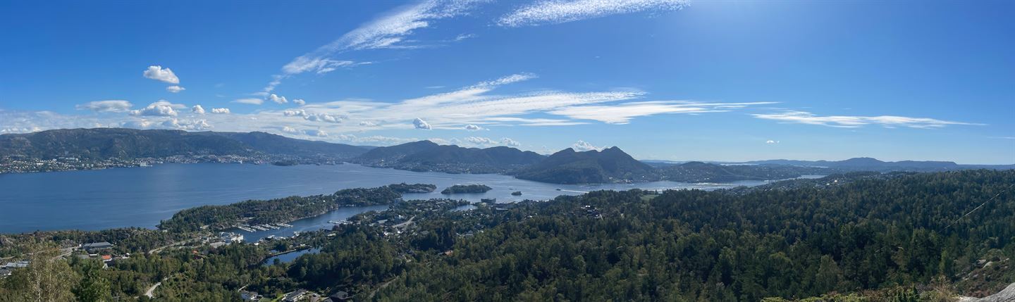 Frå Storevarden ser du Florvåg og inn til Vågen i Bergen. Sørvestover har me god sikt til vetane ute i leia.
