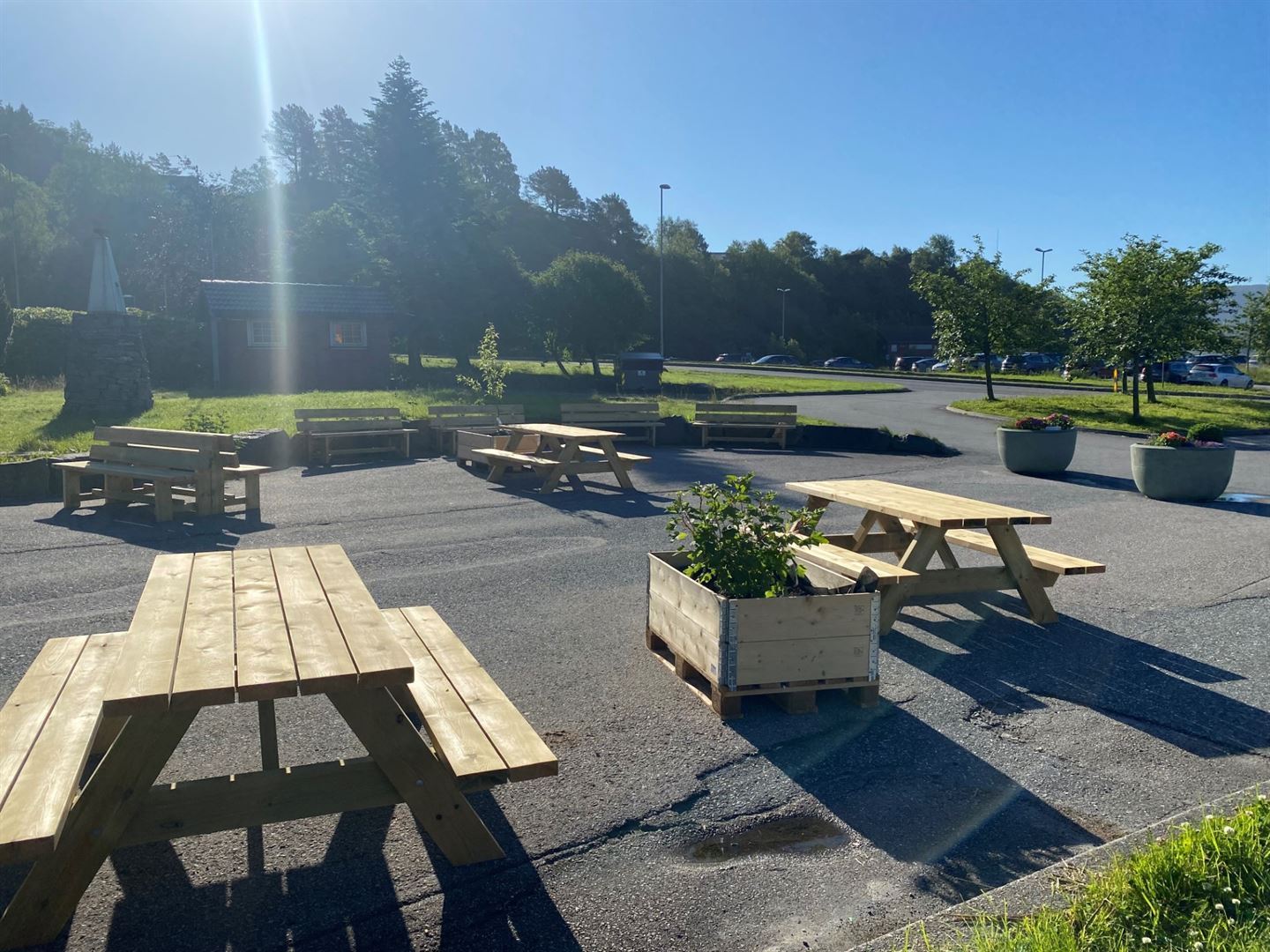 Parkeringsplass transformert til ein mellombels park på Kleppestø i Askøy kommune.