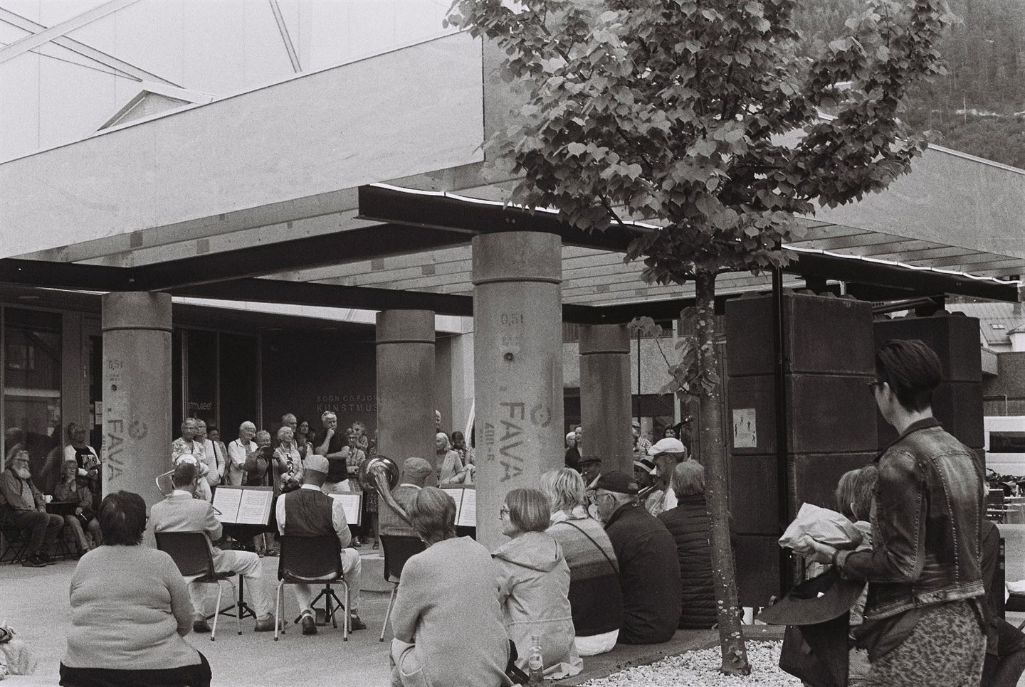 Eit orkester spelar i den nye paviljongen i Førde, med publikum.


