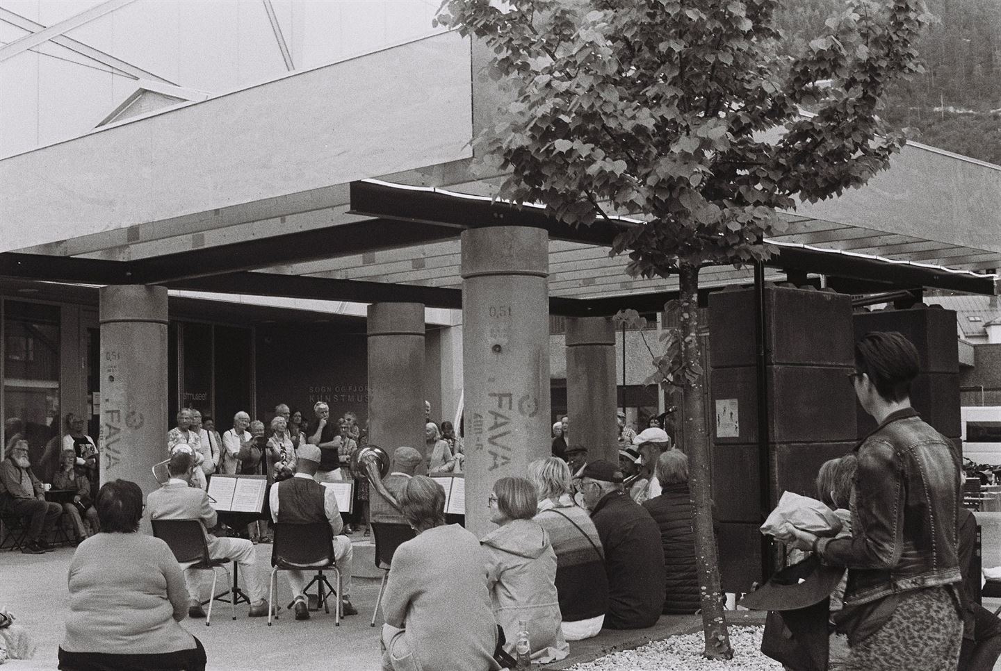 Eit orkester spelar i den nye paviljongen i Førde, med publikum.