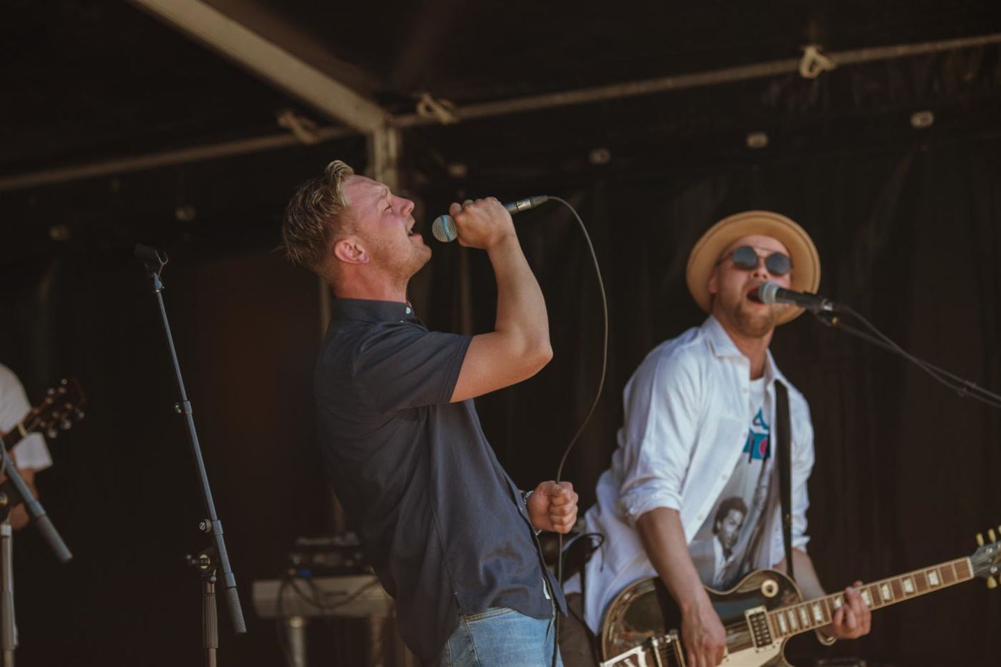 Ein vokalist og ein gitarist som er midt i ei opptreden på torget.


