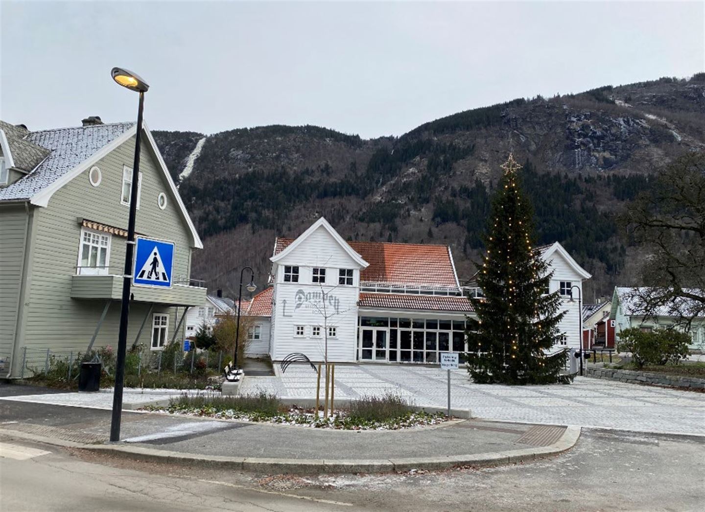 Biletet viser torget på Vik etter oppgraderinga.




