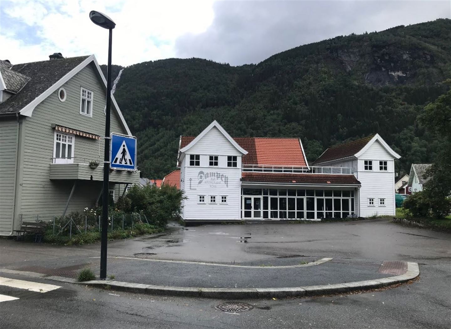 Bilete av torget på Vik før oppgraderinga.

